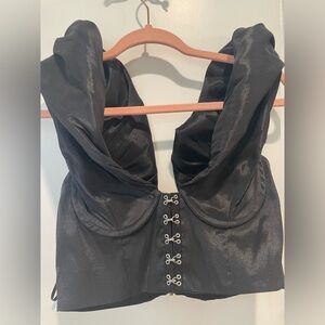 ✨✨Women’s Medium AKIRA Black Constructed High shoulder Top🖤🖤